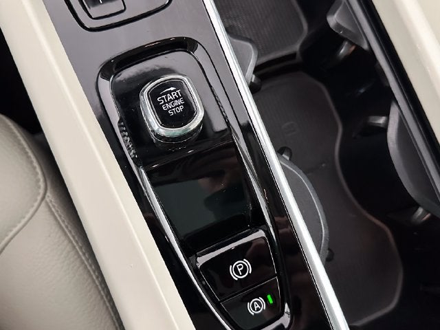 2023 Volvo XC60 B5 Plus Dark Theme