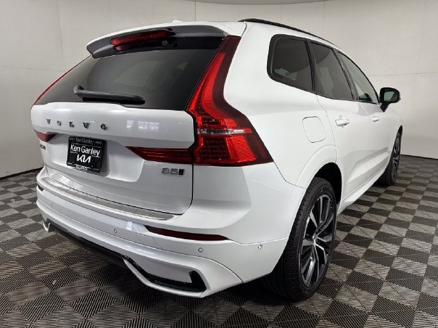 2023 Volvo XC60 B5 Plus Dark Theme