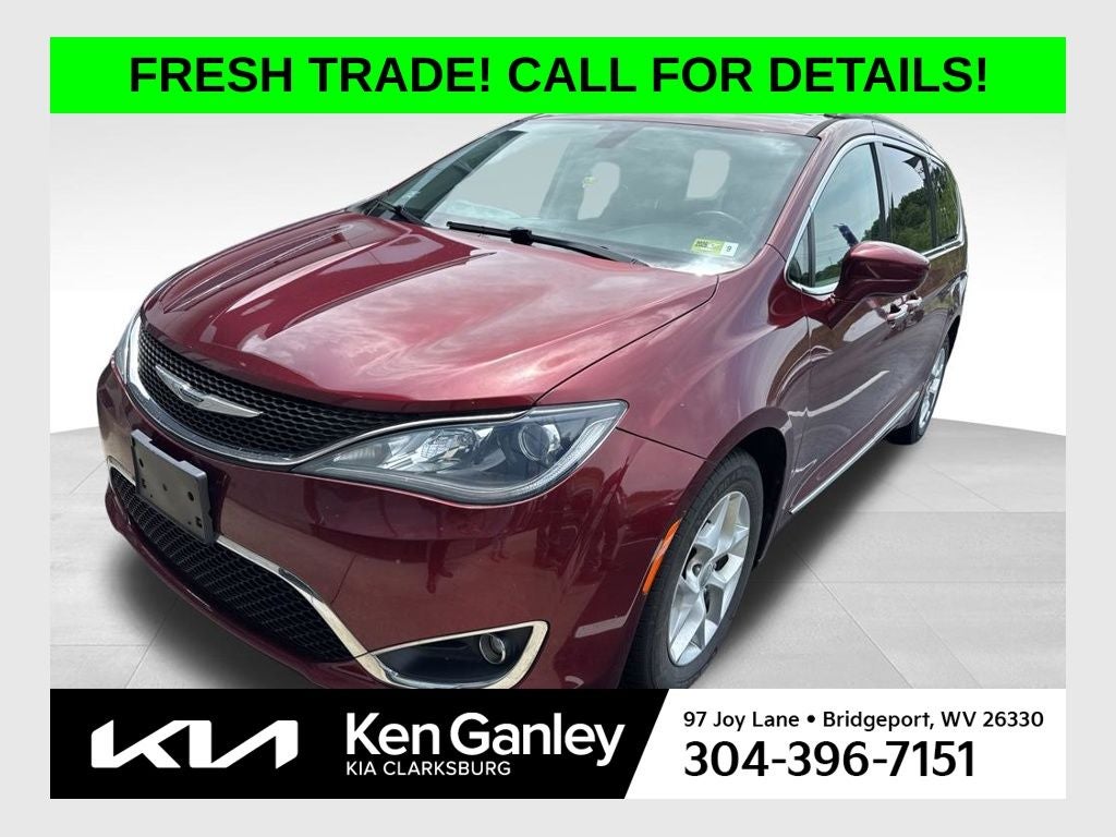2017 Chrysler Pacifica Touring-L's photo