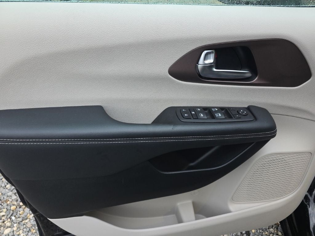 2024 Chrysler Voyager LX