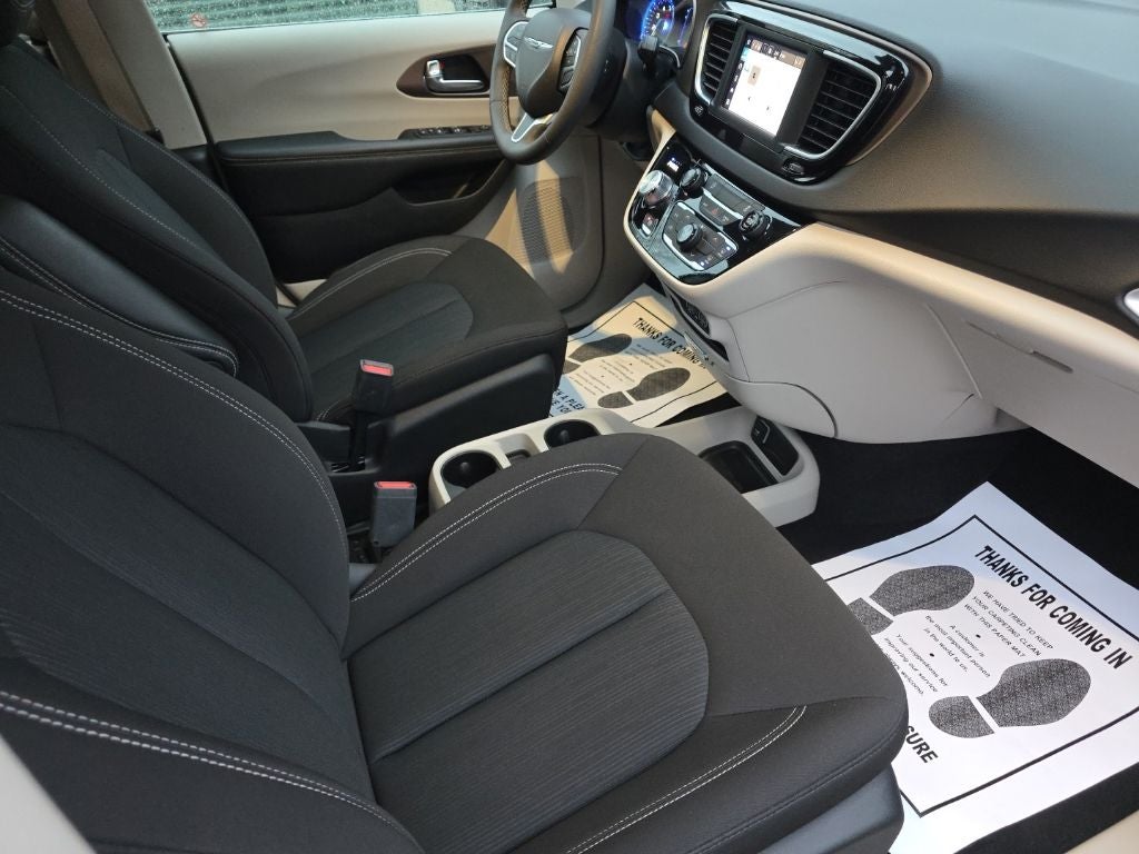 2024 Chrysler Voyager LX