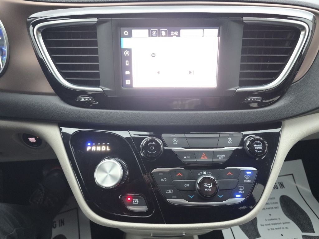 2024 Chrysler Voyager LX
