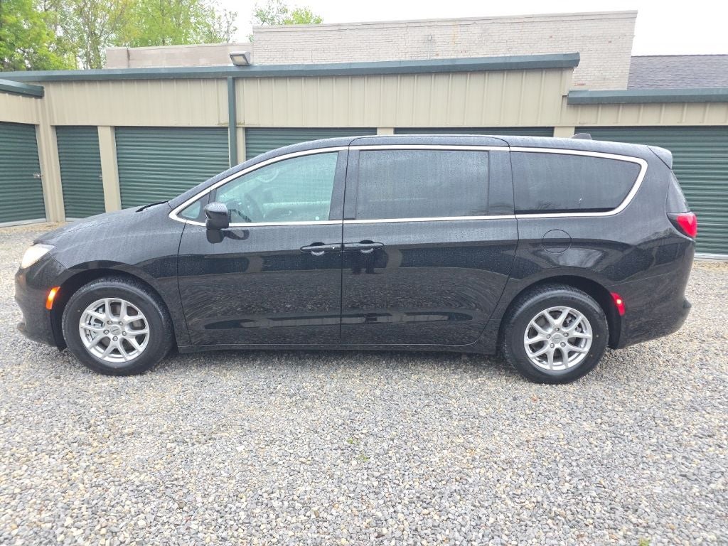 2024 Chrysler Voyager LX